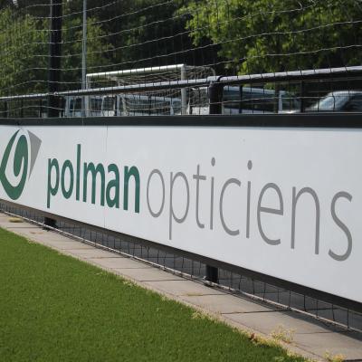 Reclamebord voetbalveld Polman Opticiens Arnhem